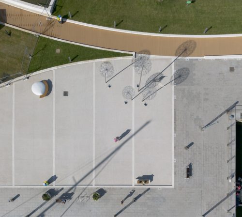 Vista dall'alto della pavimentazione del waterfront