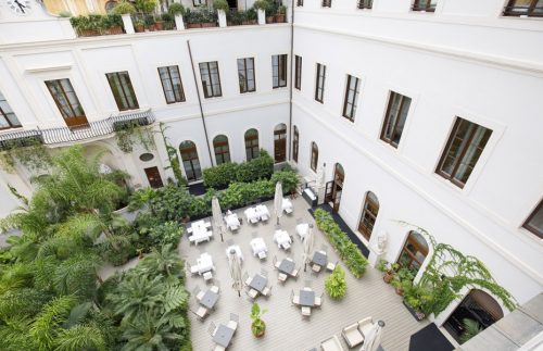Vista dall'altro del patio dell'albergo