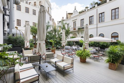 Patio esterno dell'albergo