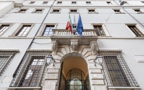 Facciata principale dell'albergo