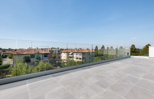 Vista di una terrazza e del parapetto esterno