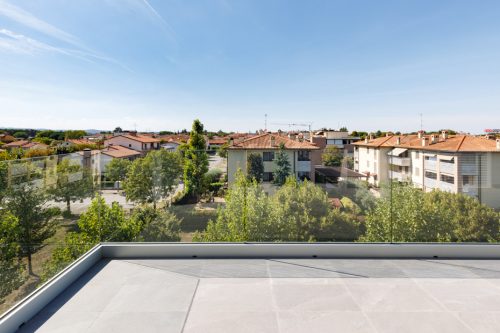 Vista frontale del parapetto della terrazza
