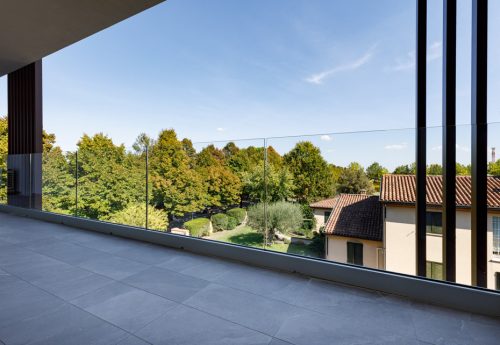 Vista di un balcone e del parapetto esterno