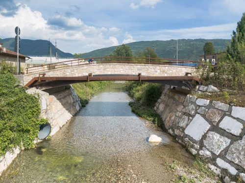 Vista laterale del ponte