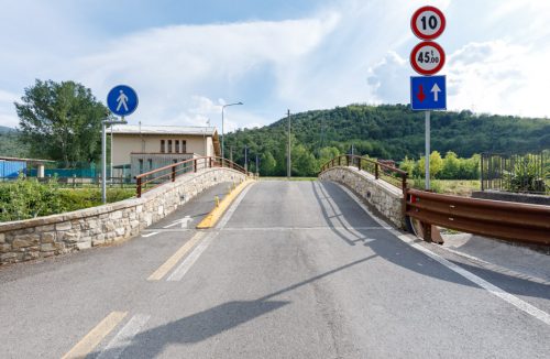 Vista frontale dal lato del paese
