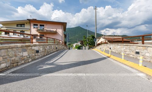 Vista frontale dal lato del sentiero