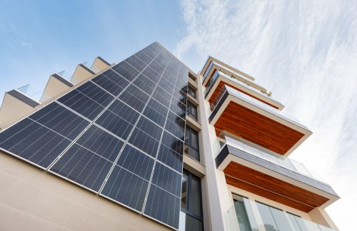 Vista esterna dal basso dal lato del pannello fotovoltaico