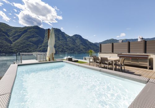 Piscina sopra terrazza con vista