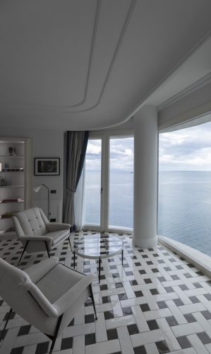 Particolare dell’arredo interno con panorama visibile dalle finestre