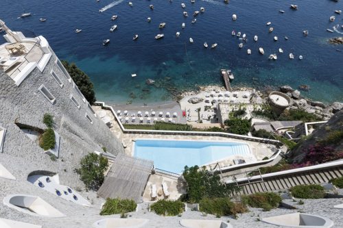 Vista dall’alto dell’albergo verso mare e spiaggia privata