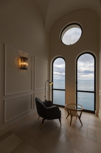 Dettaglio dell’arredo con vista panoramica dalle finestre