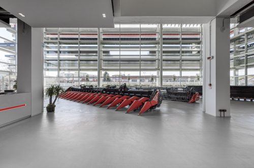 Spazio interno con vista verso lo shoowroom