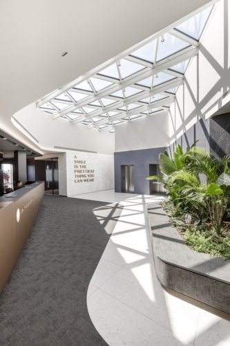 Hall interna con ampio lucernario vetrato