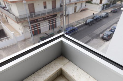 Dettaglio angolare  dell'accessorio per il vetro