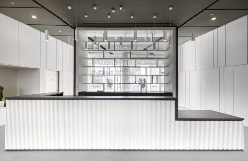 Vista frontale della hall