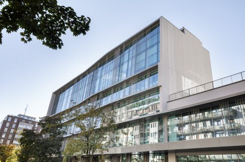 Vista esterna dell'edificio dalla strada principale