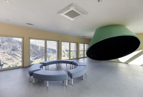 Dettagli di arredo degli spazi comuni interni alla scuola 