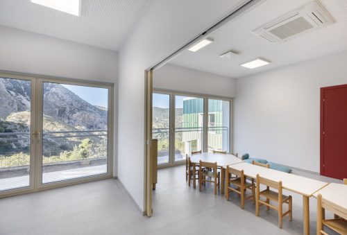 Vista interna di un'aula dal corridoio