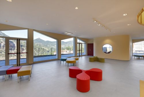 Vista interna della hall di ingresso della scuola