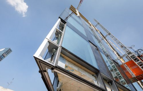 Durante i lavori, dettaglio ad angolo dell'edificio