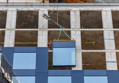 Dettaglio della posa dei vetri in facciata