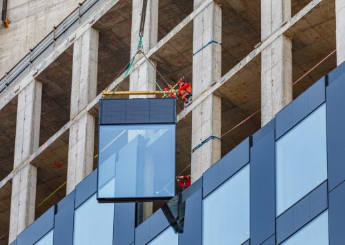 Dettaglio tecnico dell’installazione dei vetri sulla facciata dell’edificio