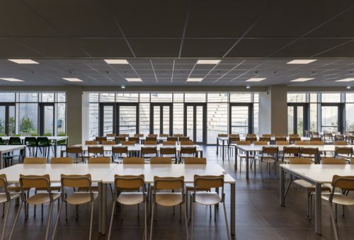 Ambiente interno all'auditorium della scuola 