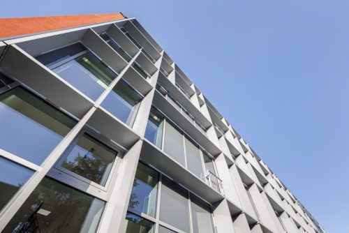 Parete esterna vetrata della scuola 