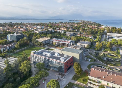 Vista aerea della scuola con panorama sul lago