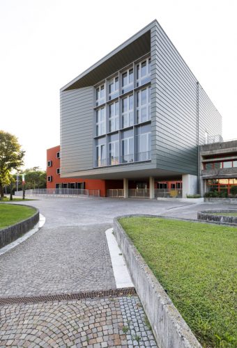 Vista esterna laterale della scuola 