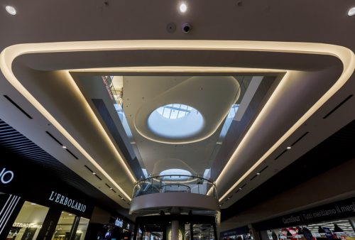 Dettaglio del controsoffitto del centro commerciale