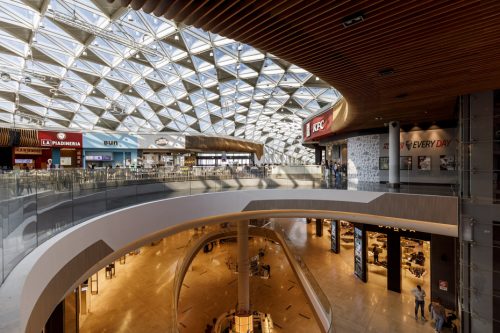 Vista interna dall'alto del centro commerciale