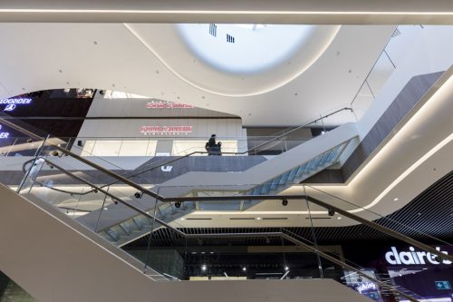 Vista delle scale mobili dal pavimento verso l’alto