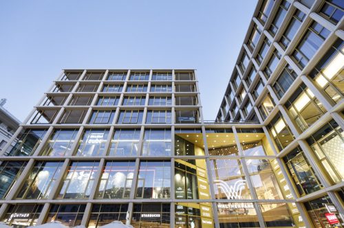 Vista laterale del complesso illuminato al tramonto