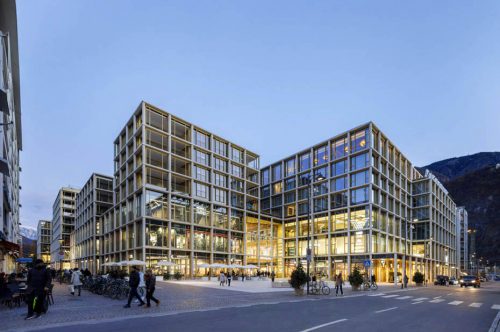 Vista esterna del complesso illuminato al tramonto