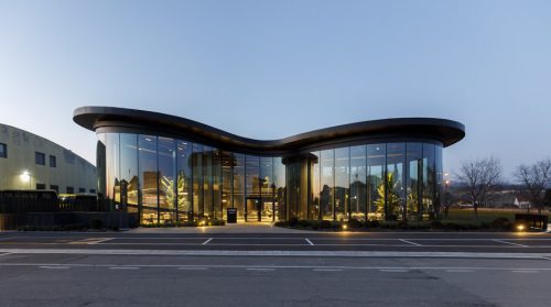 Facciata principale dell’edificio vista dalla strada