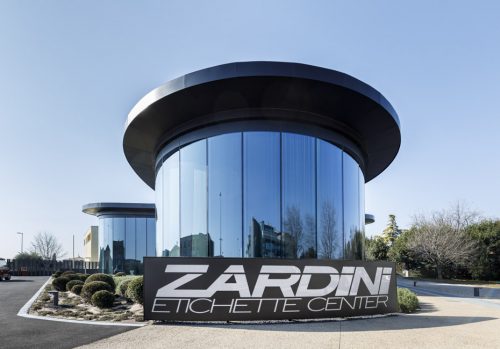 Lato corto dell'edificio con insegna