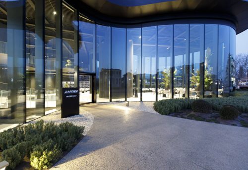 Ingresso esterno dell’edificio di notte