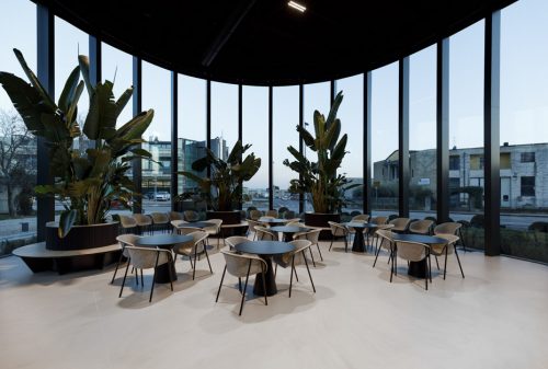 Spazio con tavolini del bar al piano terra