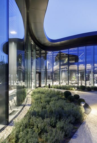 Vista verticale notturna dell'ingresso