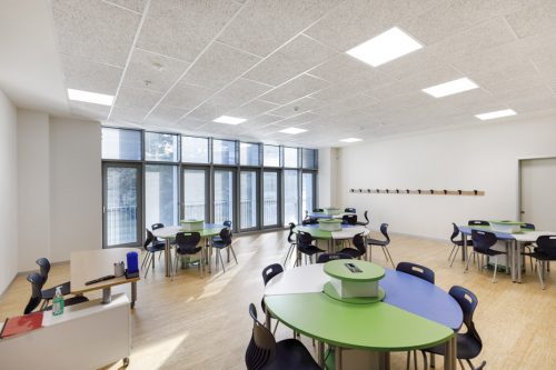 Aula scolastica con arredo