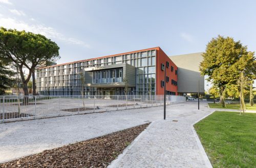 Vista esterna della scuola dal giardino esterno 