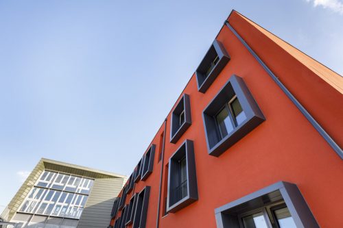 Parete esterna con finestre della scuola 