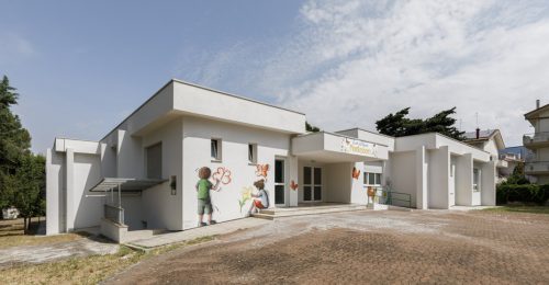 Vista esterna principale della scuola