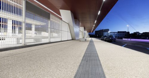 Particolare notturno di un lato della stazione