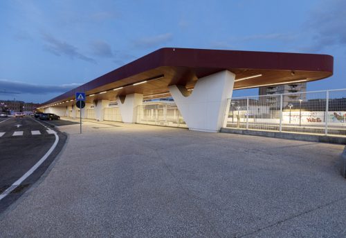 Vista angolare notturna della stazione