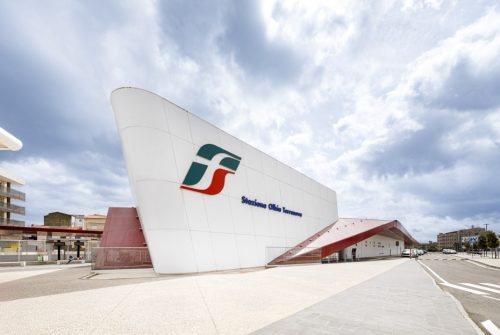 Vista della parte davanti della stazione 
