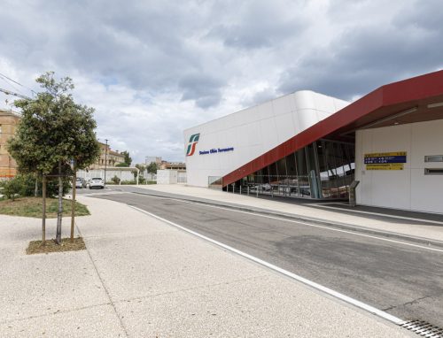 Pavimentazione dell'area della stazione