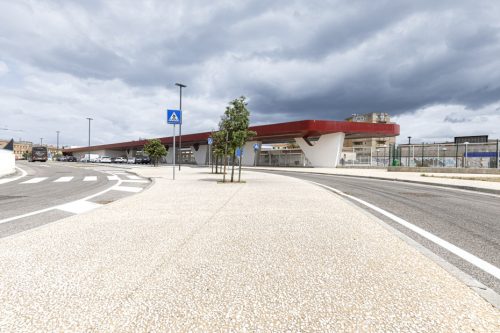 Pavimentazione dell'area della stazione