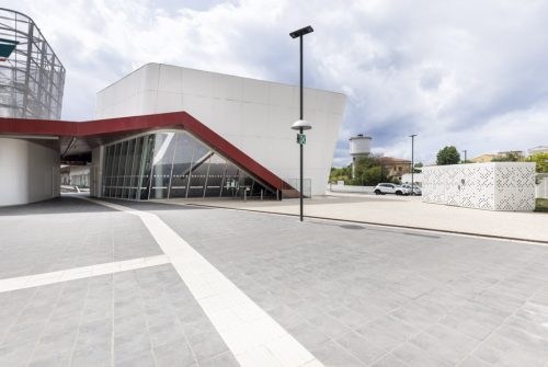 Dettaglio della pavimentazione dell'ingresso della stazione